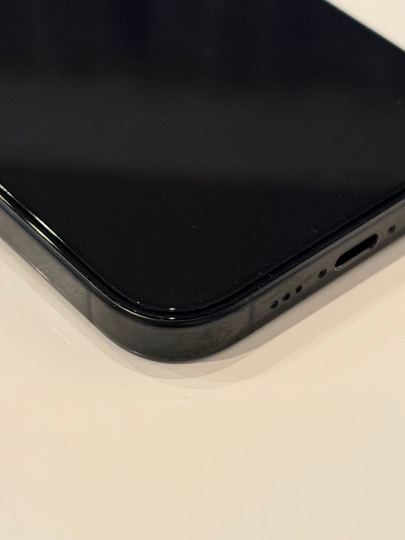 iPhone 16 Pro 256gb 画面上部小傷有り　ブラックチタン