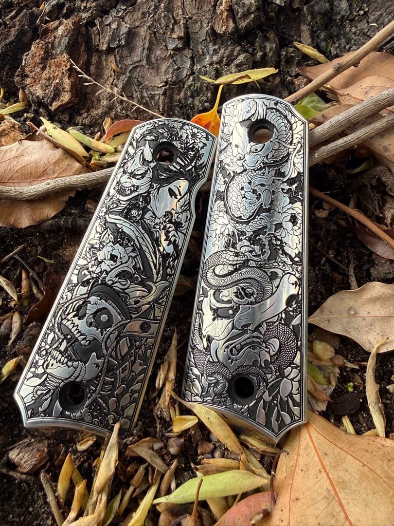 1911タイプ対応 グリップ装飾パーツ 花魁×天狗モチーフ ステンレス彫刻