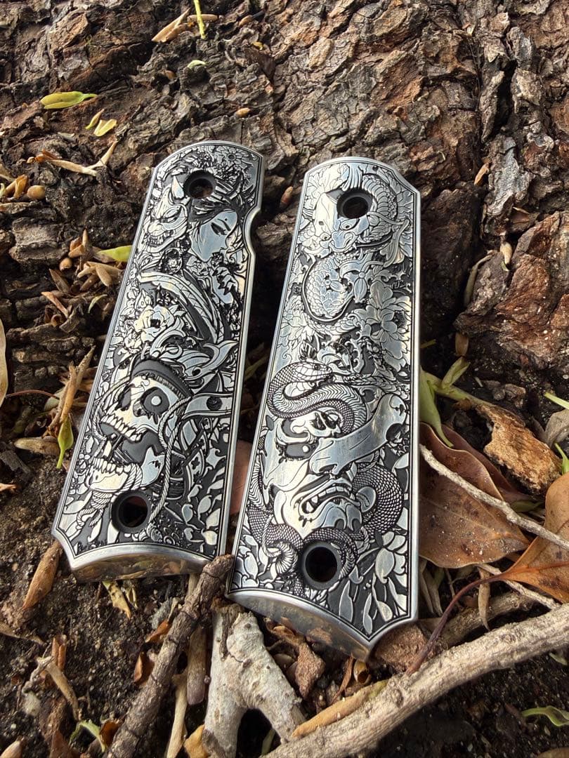 1911タイプ対応 グリップ装飾パーツ 花魁×天狗モチーフ ステンレス彫刻