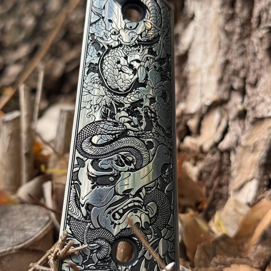 1911タイプ対応 グリップ装飾パーツ 花魁×天狗モチーフ ステンレス彫刻