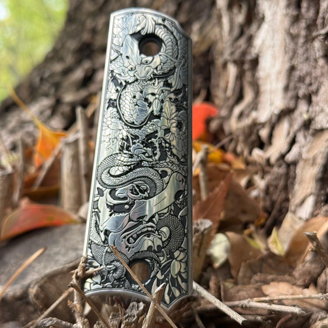 1911タイプ対応 グリップ装飾パーツ 花魁×天狗モチーフ ステンレス彫刻