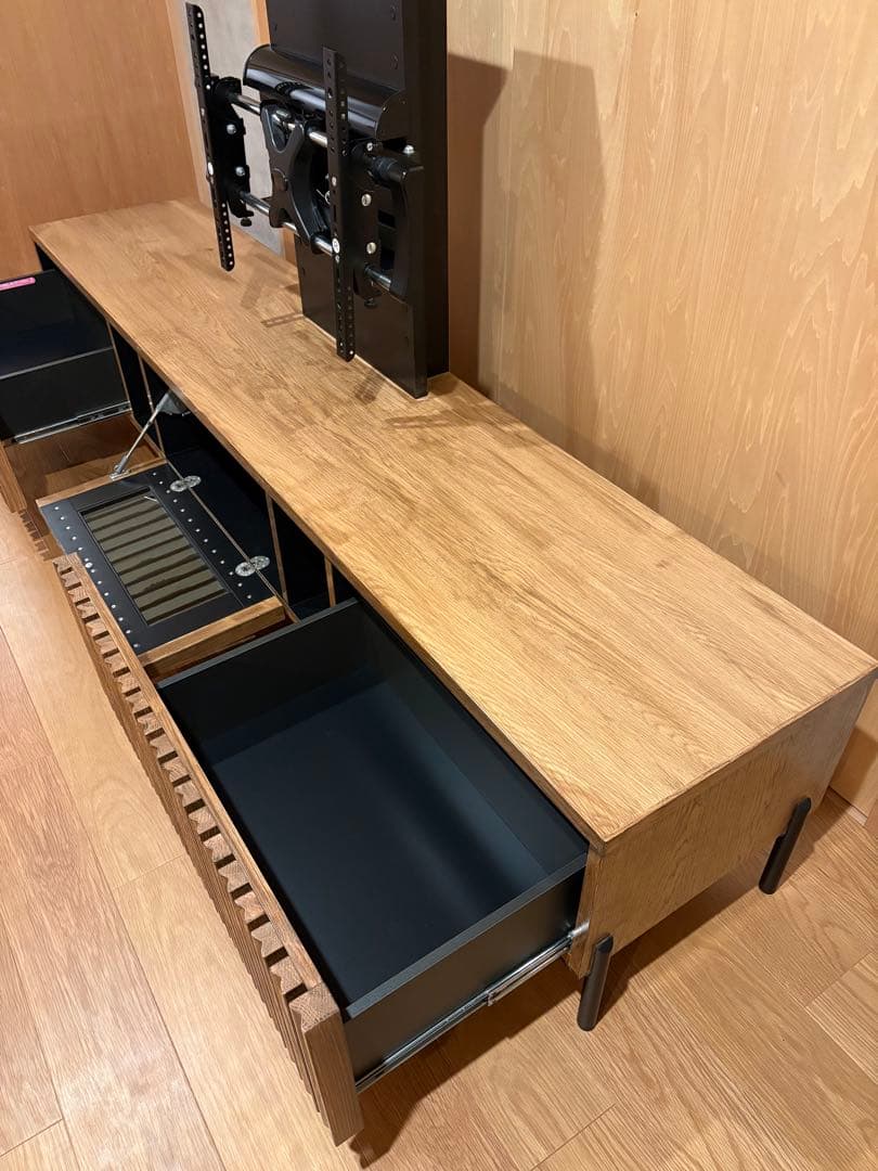 使用１年未満　美品【大塚家具 テレビボード 220cm】テレビ可動式・壁掛け風