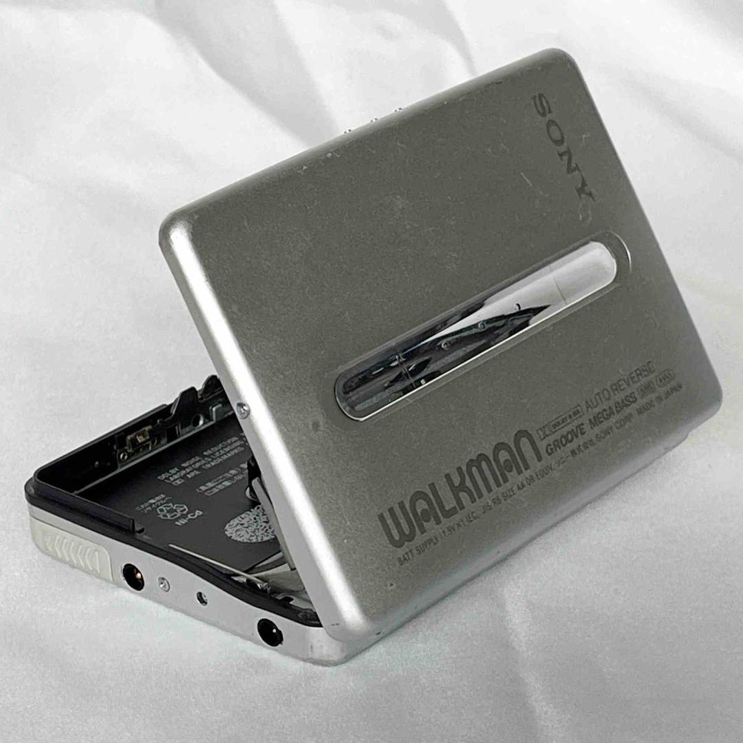 通電OK　SONY WM-EX677　シルバー　ウォークマン　ソニー　ジャンク