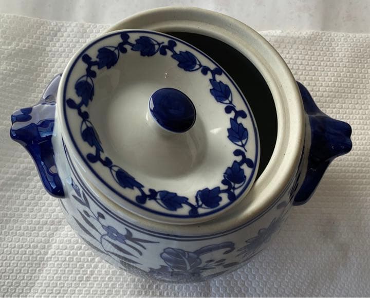 珍しいデザイン　染付 植物の紋 双耳蓋付き 焼き物壺アンティーク