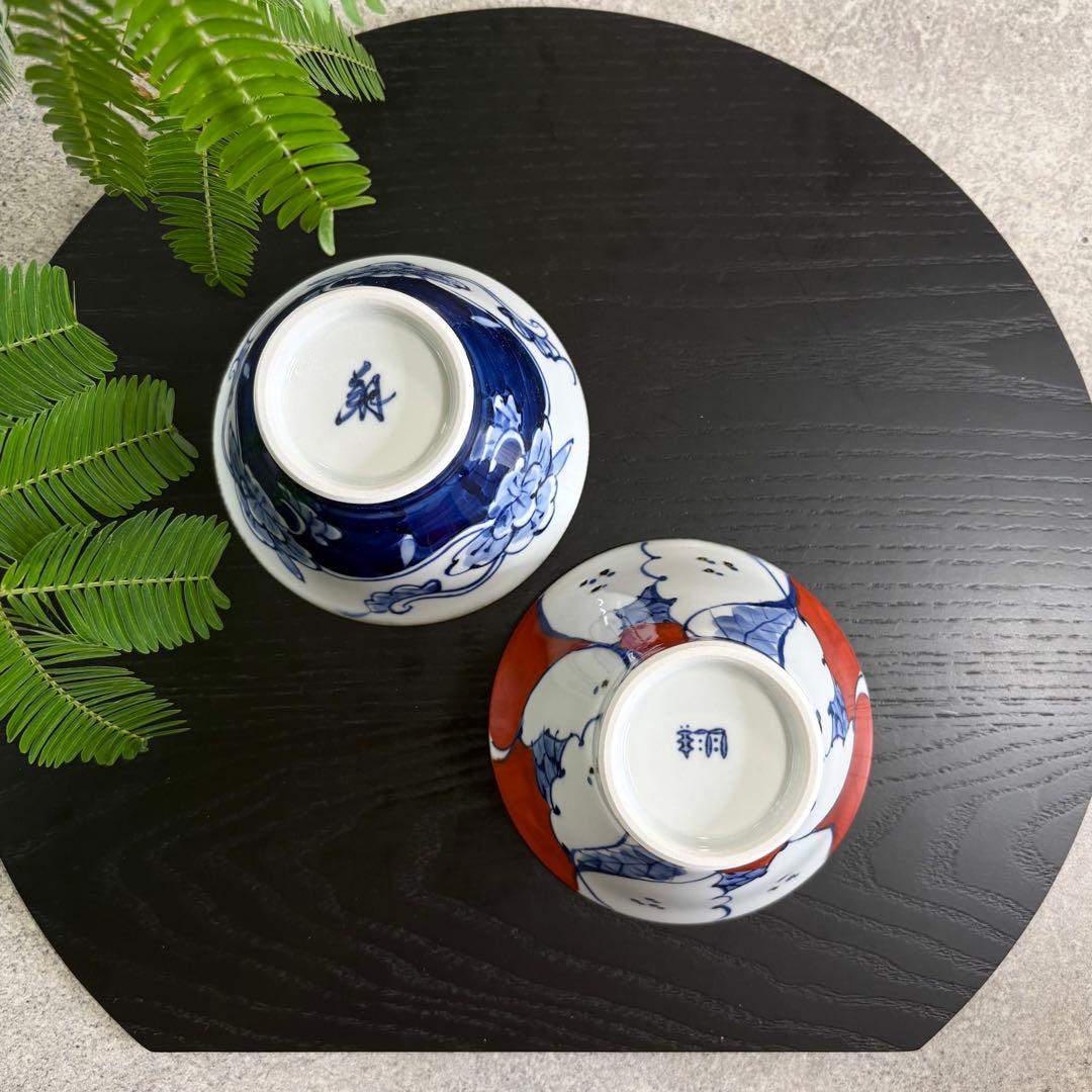 568碗　二柄　赤絵ザクロ　ボタン唐草　赤　青　飯碗　夫婦茶碗　ペア 万博　食器