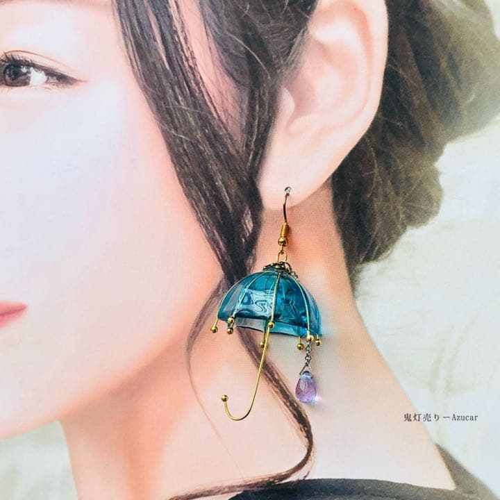 空色傘と星屑と零れ落ちる宝石雫の実、雨の日コーデ　ピアス　イヤリング