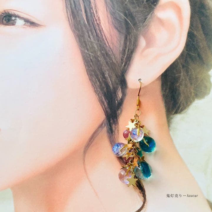 空色傘と星屑と零れ落ちる宝石雫の実、雨の日コーデ　ピアス　イヤリング