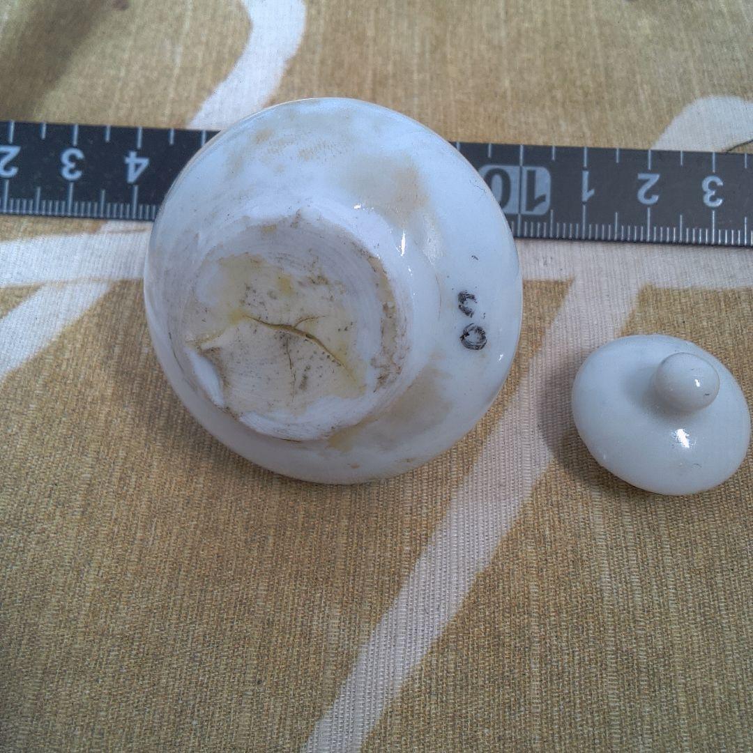 骨董 ？ 中国美術 ？ 白い陶器製の丸型空き瓶 小さい