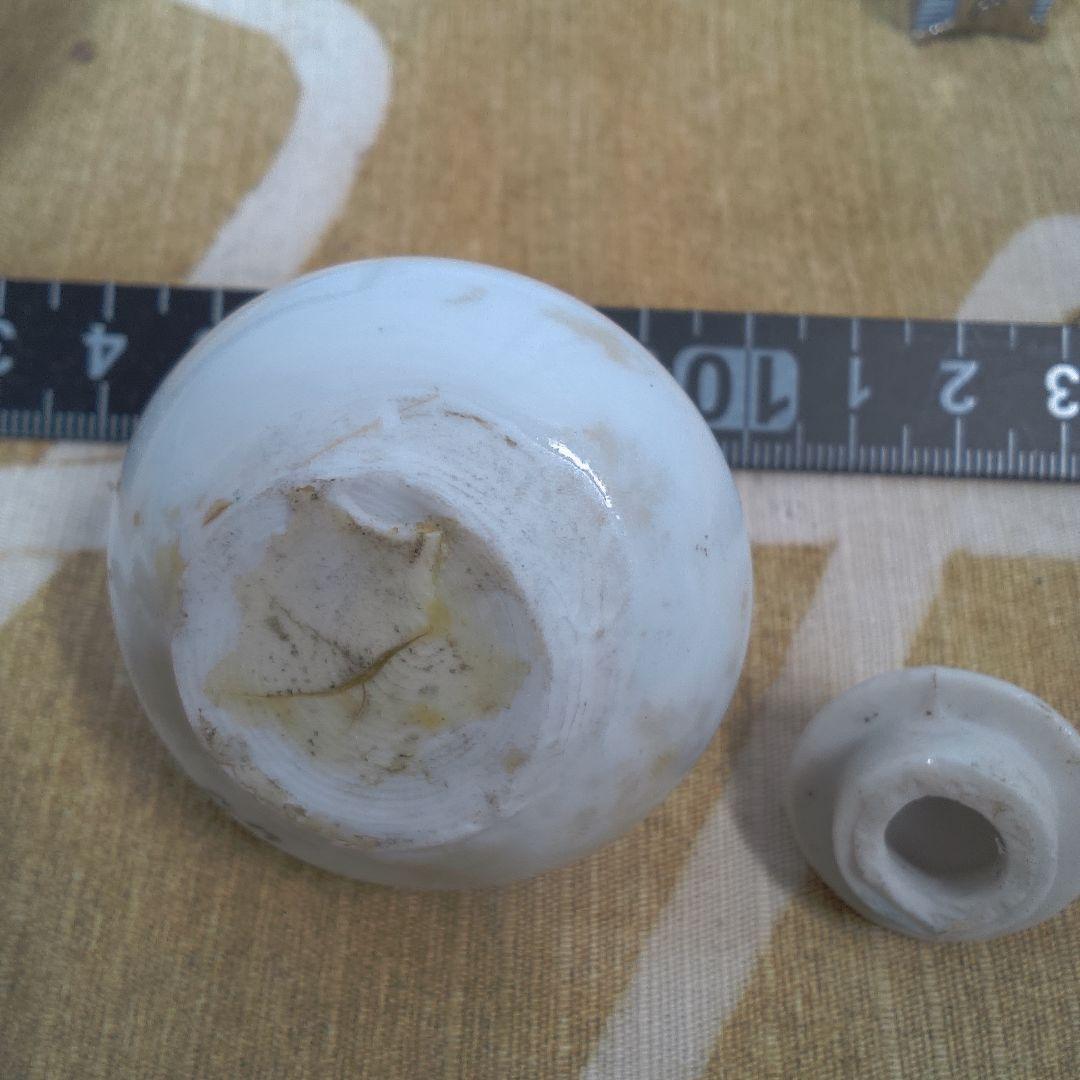 骨董 ？ 中国美術 ？ 白い陶器製の丸型空き瓶 小さい