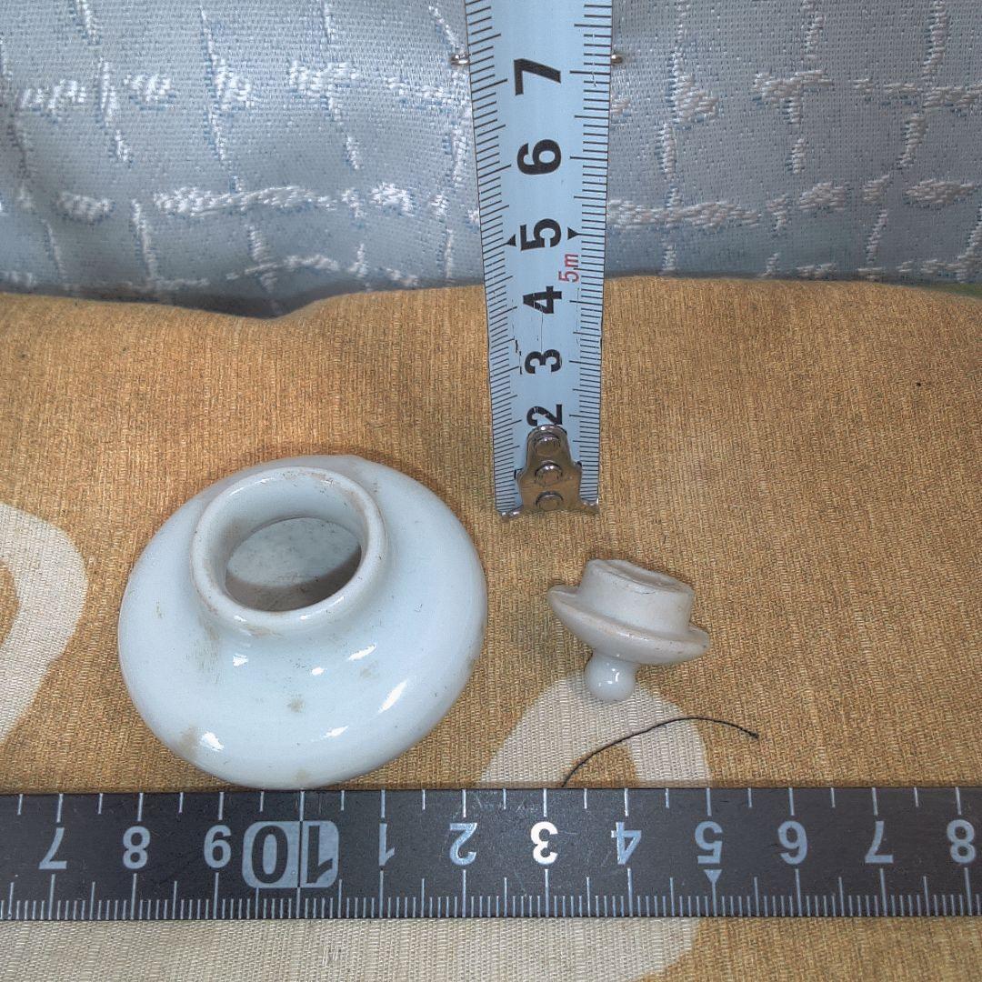 骨董 ？ 中国美術 ？ 白い陶器製の丸型空き瓶 小さい