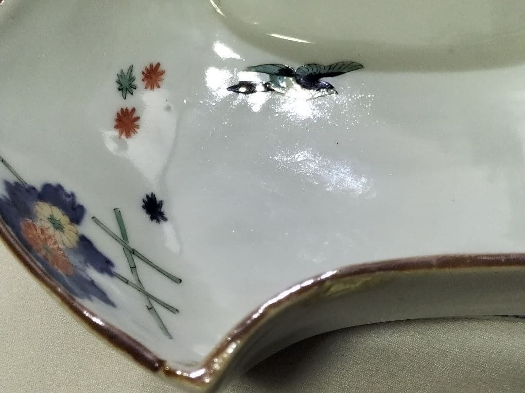 古伊万里　柿右衛門手　変形鉢　垣根に菊と鳥　時代物　骨董　縁欠け治し有り