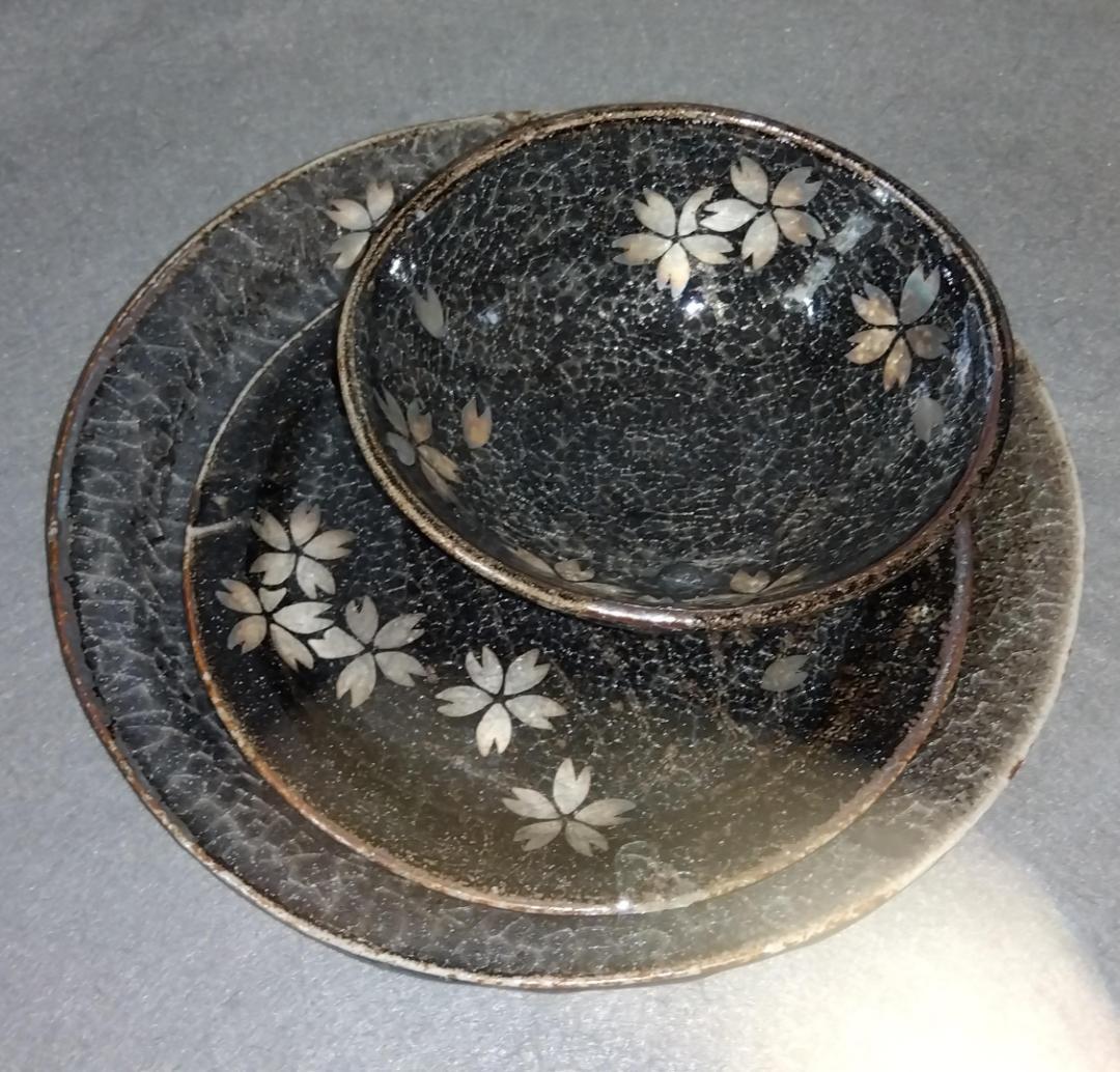 美濃焼の名工 三浦繁久作品　鼠志野桜紋様の向付け中鉢と中皿と大皿 の三種類