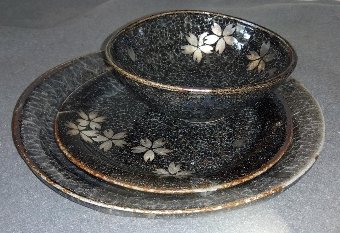 美濃焼の名工 三浦繁久作品　鼠志野桜紋様の向付け中鉢と中皿と大皿 の三種類