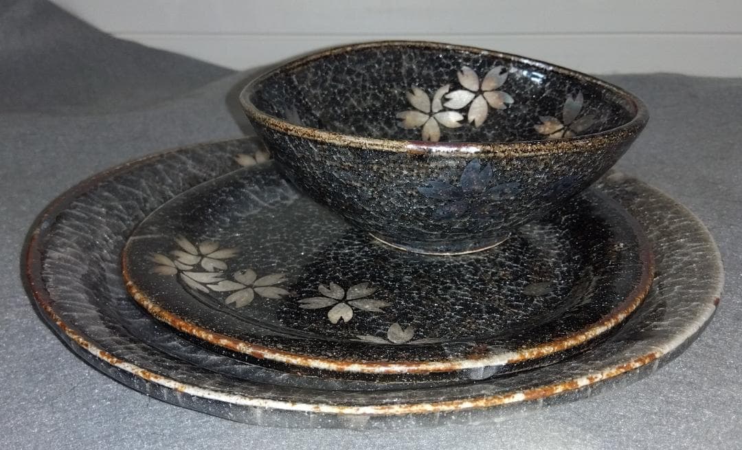 美濃焼の名工 三浦繁久作品　鼠志野桜紋様の向付け中鉢と中皿と大皿 の三種類