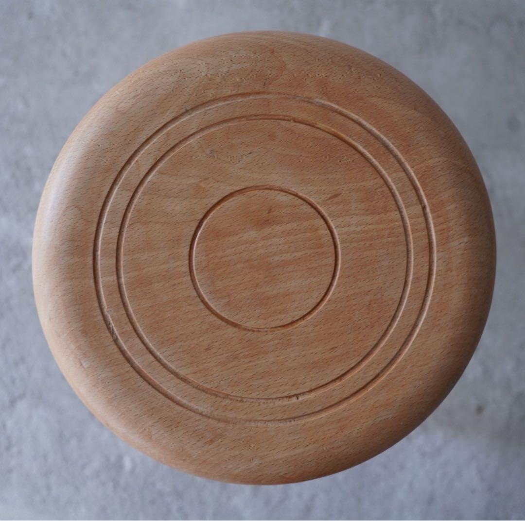 丸座面のスツール