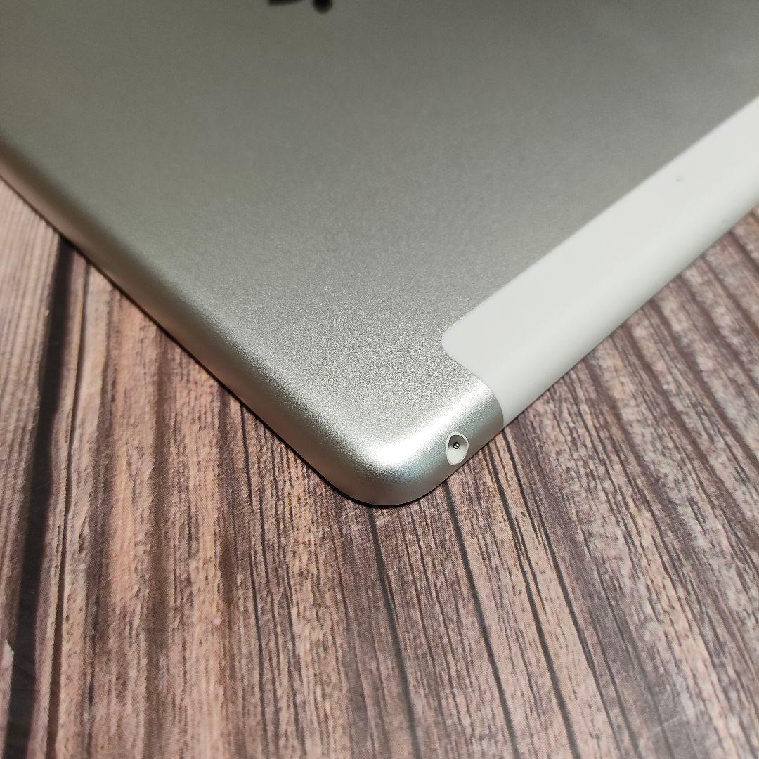 iPad 第6世代 32GB シルバー SIMフリー 新品近い
