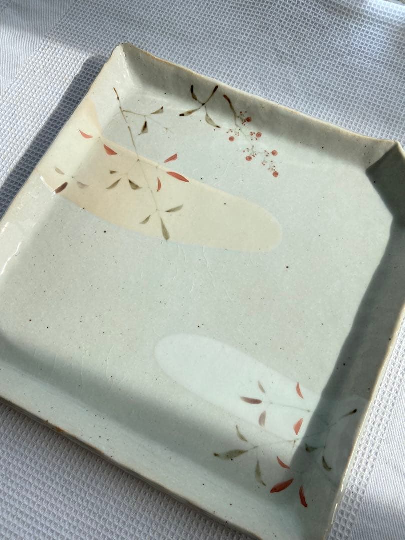 【はちのす陶房】　大皿　プレート　南天のデザイン　三浦順一・裕樹子　作