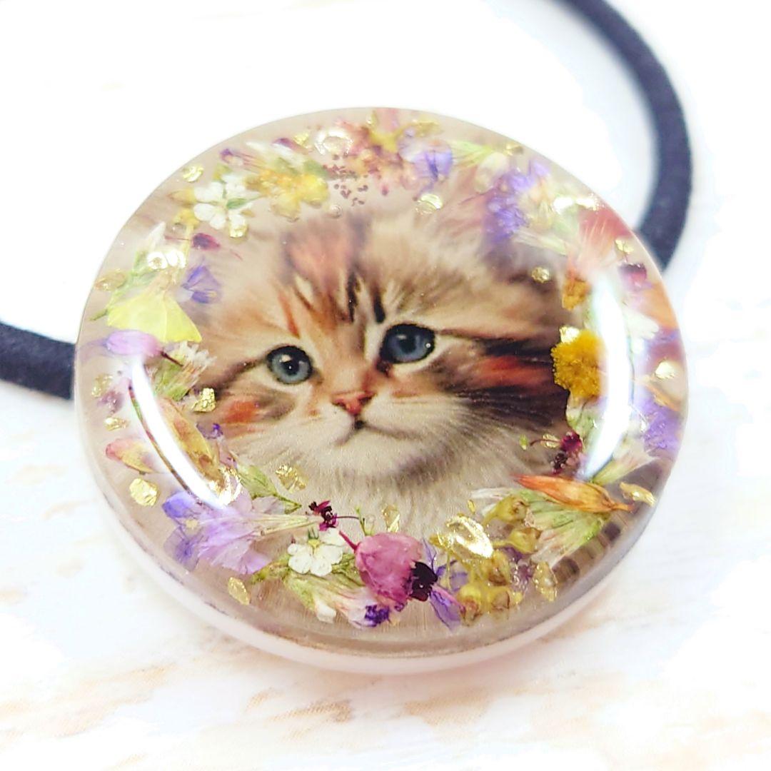 小花リースと猫ちゃんのヘアゴム ハンドメイド レジン 押し花 ネックレス お花