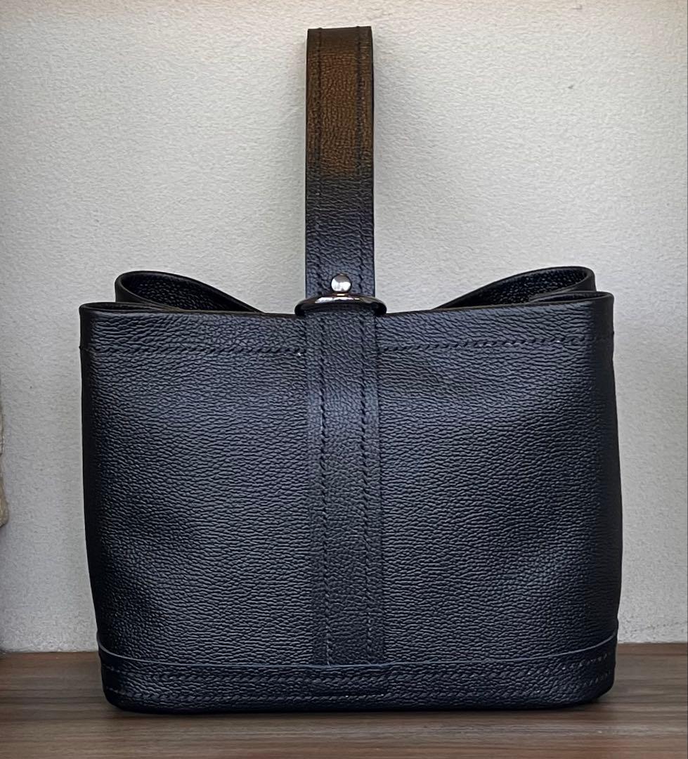 黒のシュリンクレザートートバッグ