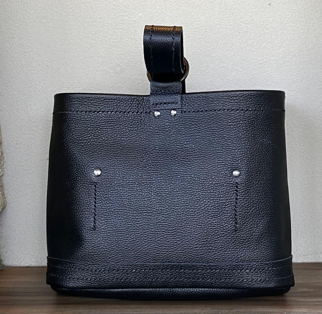 黒のシュリンクレザートートバッグ