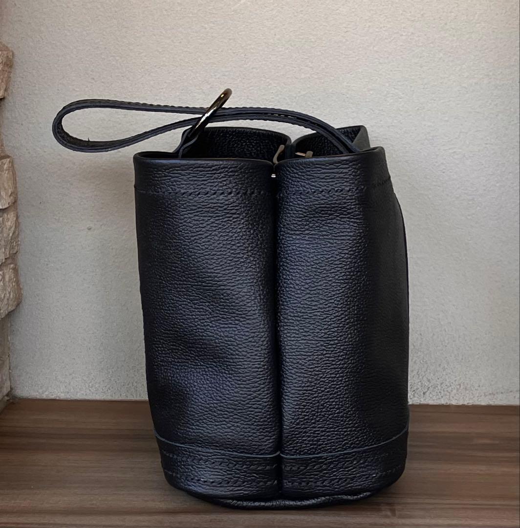 黒のシュリンクレザートートバッグ