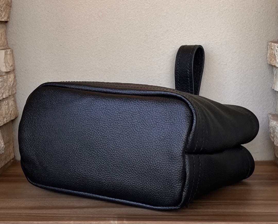 黒のシュリンクレザートートバッグ