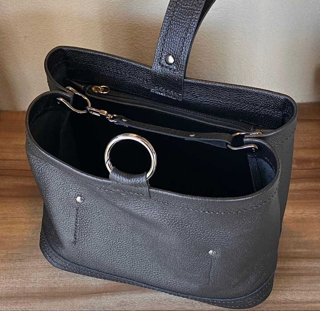 黒のシュリンクレザートートバッグ