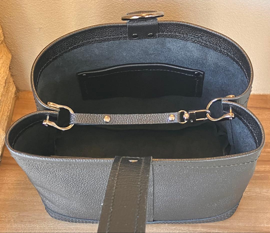 黒のシュリンクレザートートバッグ