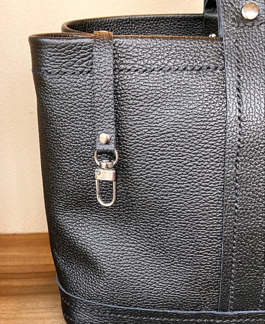 黒のシュリンクレザートートバッグ