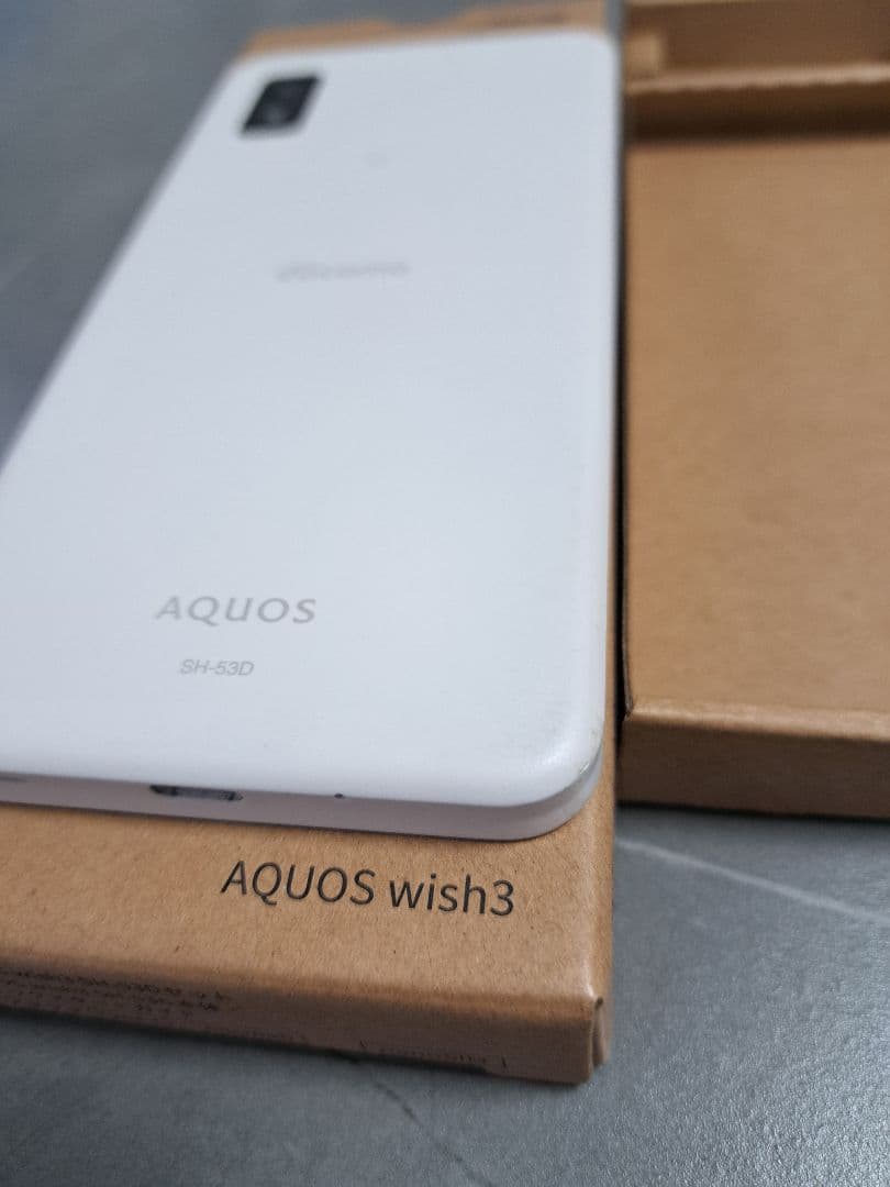 docomo AQUOS wish3 SH-53D　ホワイト