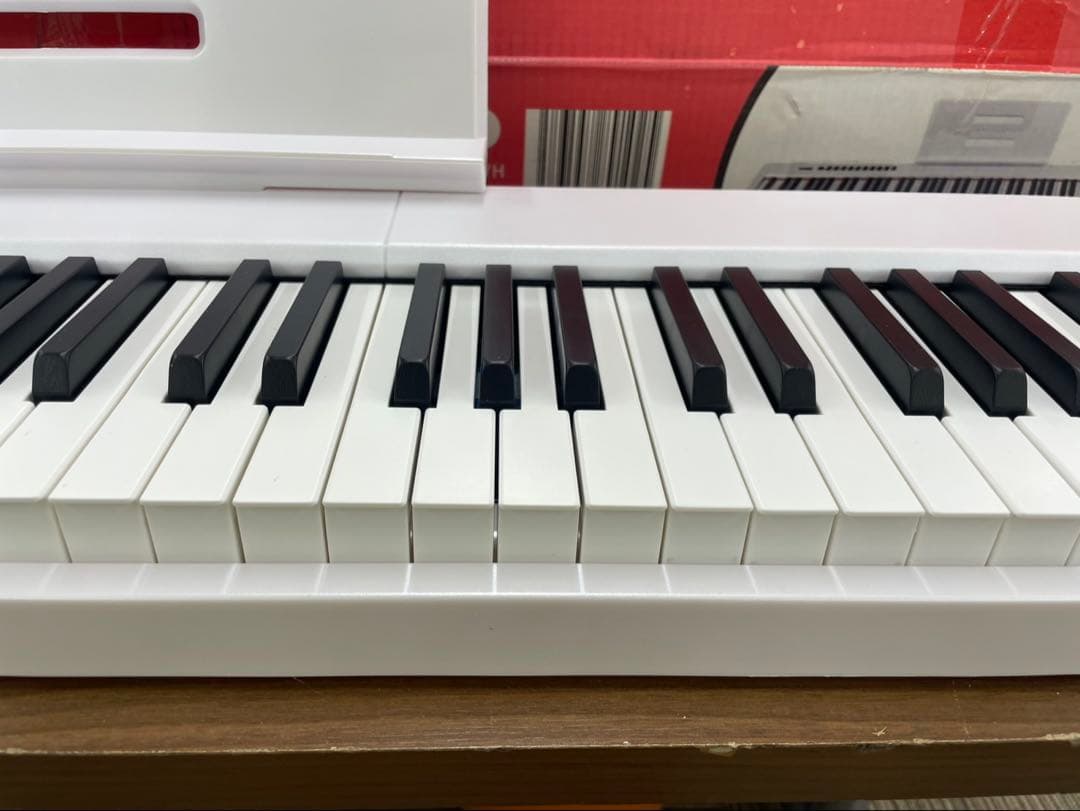 電子ピアノ　88鍵盤　充電タイプ　スリム軽量 ホワイト