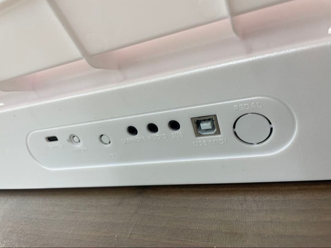 電子ピアノ　88鍵盤　充電タイプ　スリム軽量 ホワイト