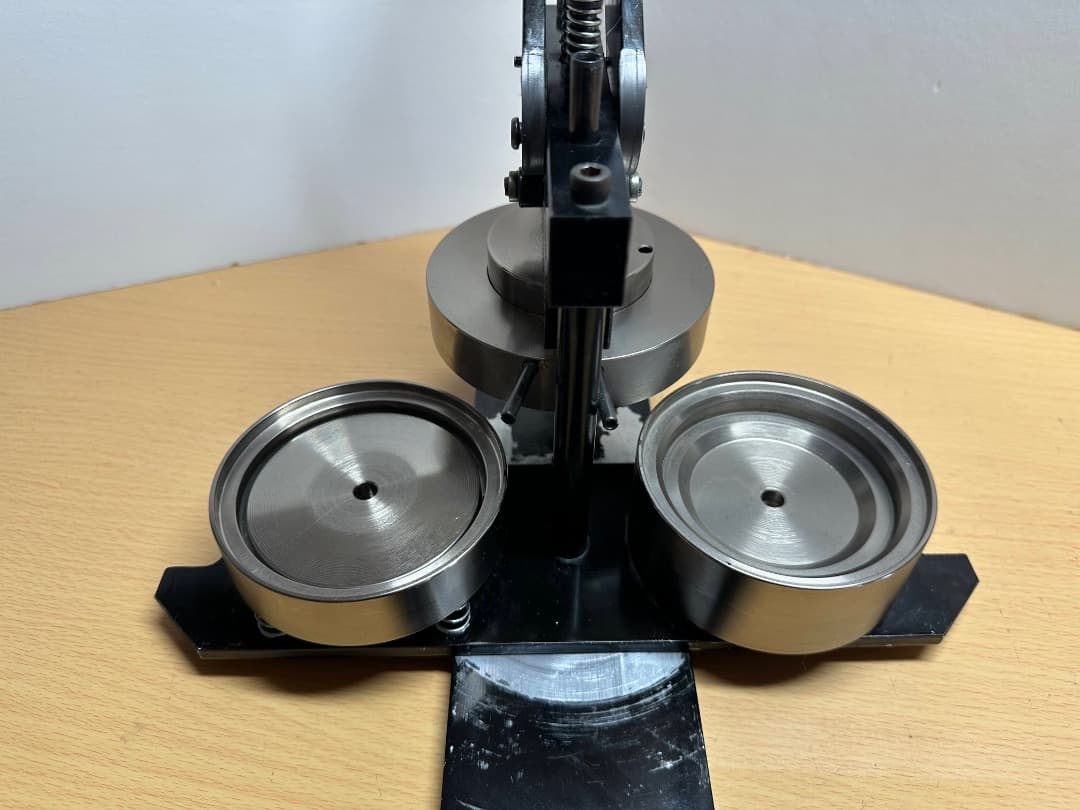バッジマンネット76mmサイズ缶バッジマシン+パーツ約200個付き中古