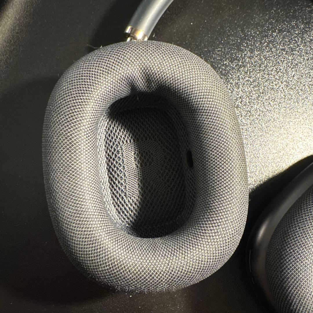 AirPods Max スペースグレイ　英雄巨人タイタス