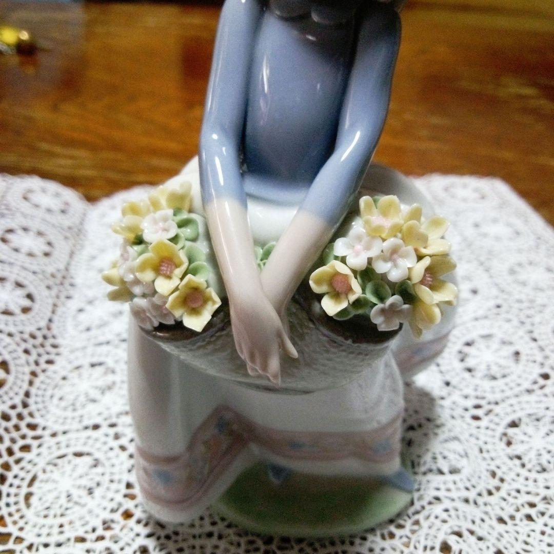 （美品）リヤドロ花を持つ少女の陶器4体セットバラ売り可1体6000円来週からです