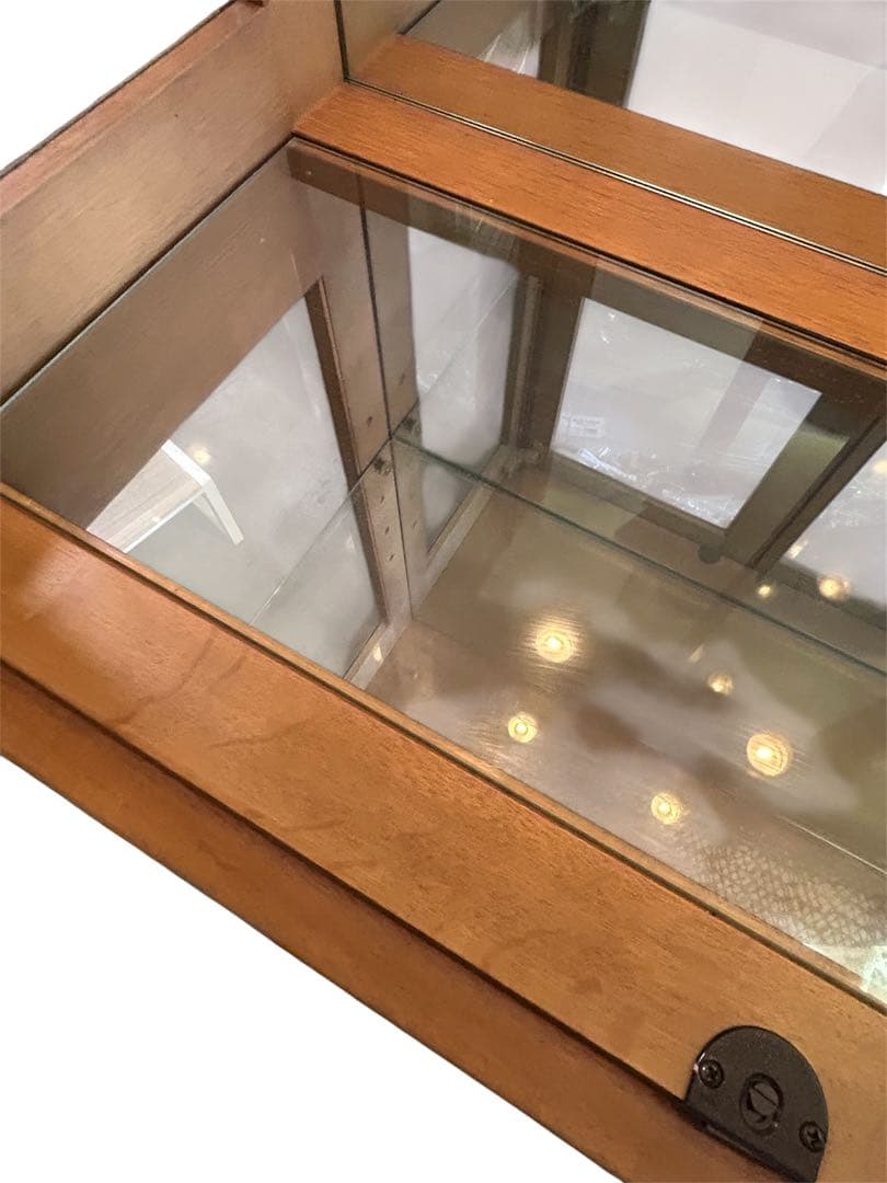 ★カリモク キュリオケース（飾り棚）ガラス扉付き　ディスプレイケース ライト付き