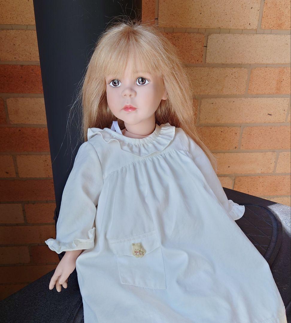 花帽子の女の子　描き目　マナースドルファー　アーティストドール　Sigikid