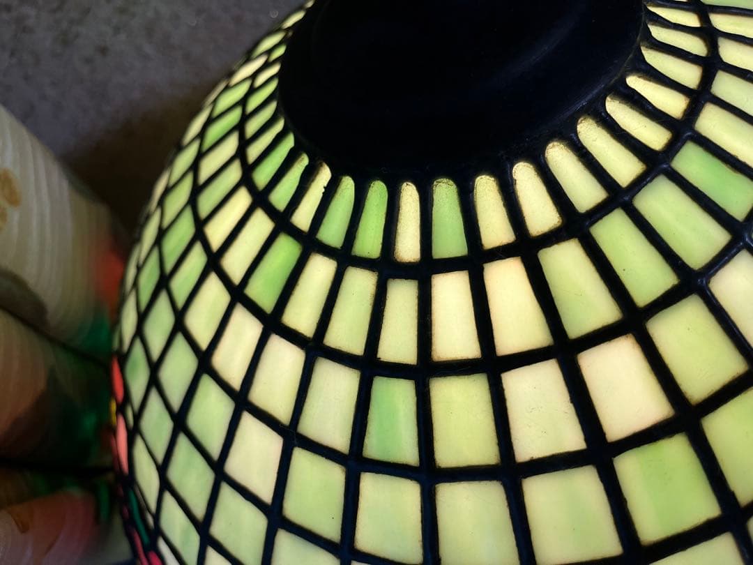 超大型　ヴィンテージステンドグラス花柄ランプ　グリーンカラー　高さ５７センチ程。