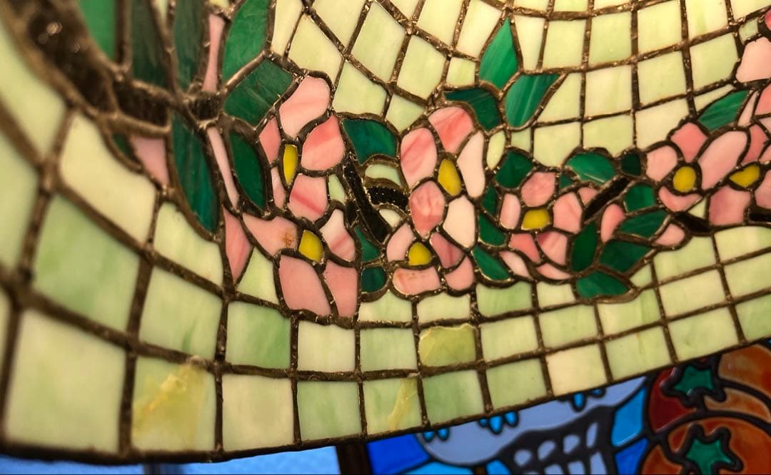 超大型　ヴィンテージステンドグラス花柄ランプ　グリーンカラー　高さ５７センチ程。