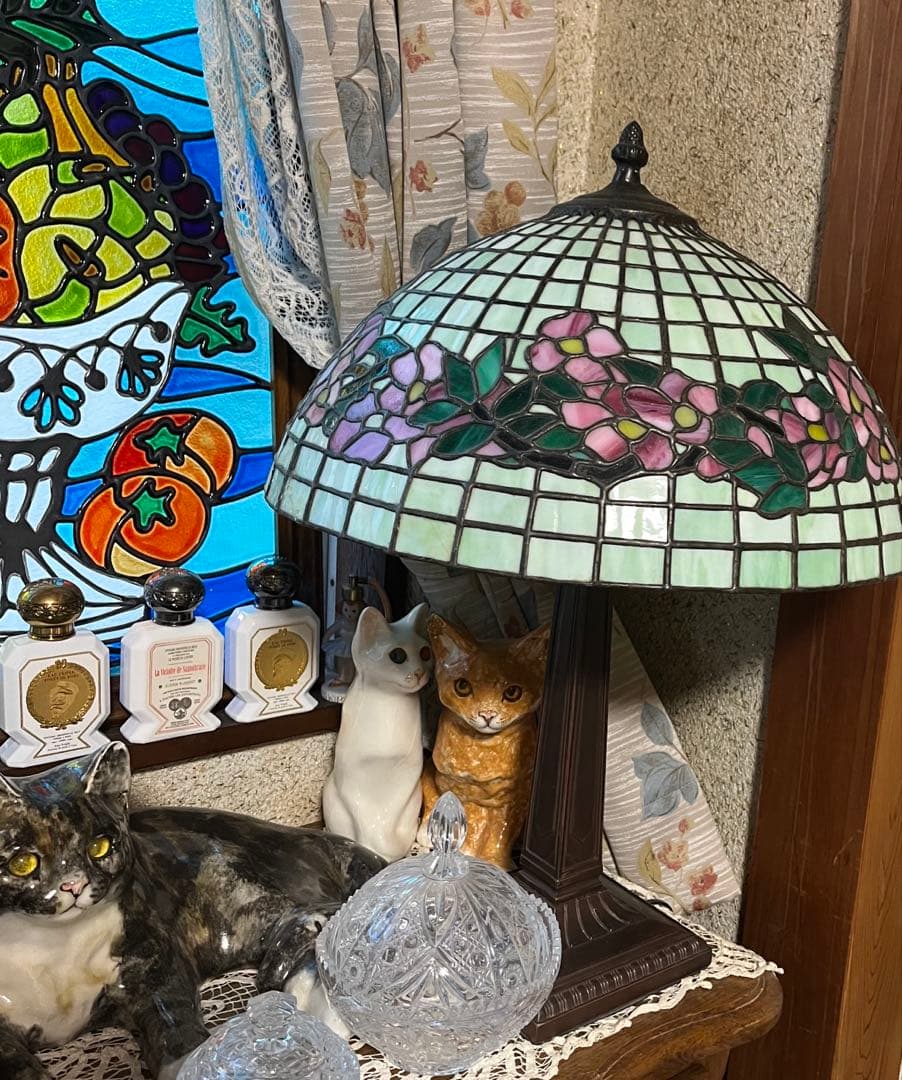 超大型　ヴィンテージステンドグラス花柄ランプ　グリーンカラー　高さ５７センチ程。