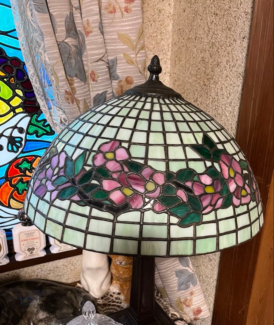 超大型　ヴィンテージステンドグラス花柄ランプ　グリーンカラー　高さ５７センチ程。