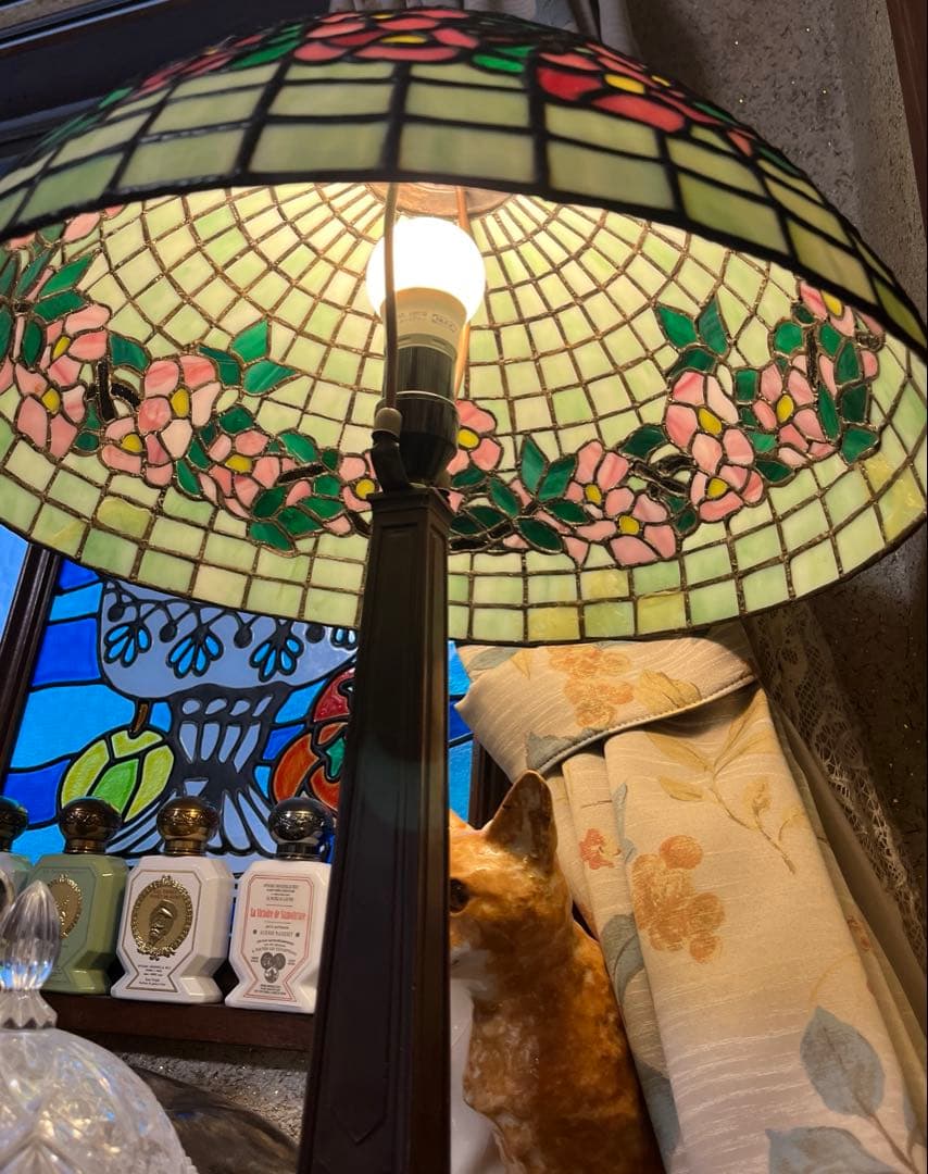 超大型　ヴィンテージステンドグラス花柄ランプ　グリーンカラー　高さ５７センチ程。