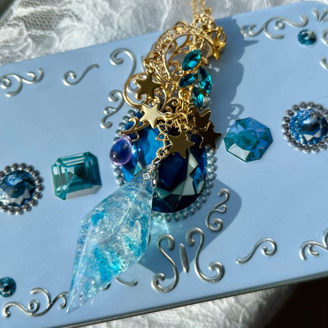 月光と氷のかけら✴︎ムーンストーン風ネックレス　ほんのりブルー