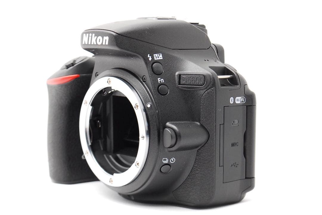 新品級✨️Nikon D5600★ショット数84！ダブルズーム＆WiFi付！