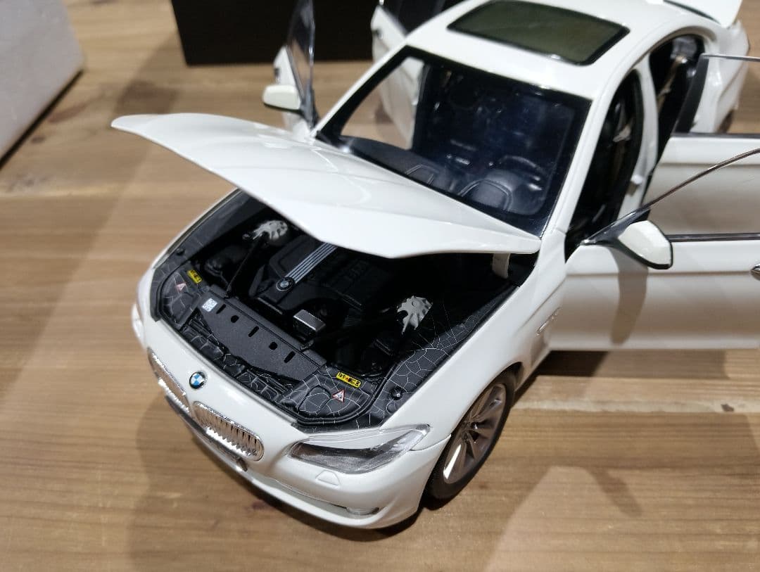 1/18  5シリーズ　セダン　F10 ミニカー　ホワイト