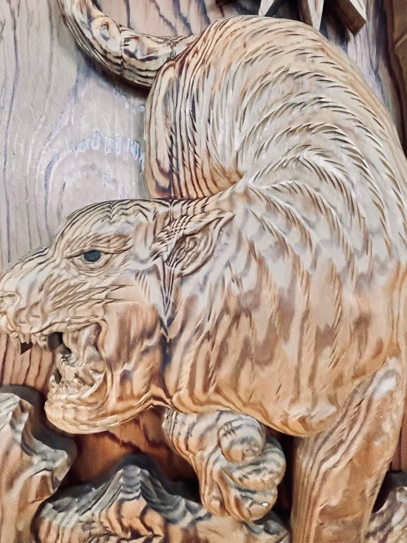 木製虎と竹の彫刻 サイズ:56cm x 49cm.