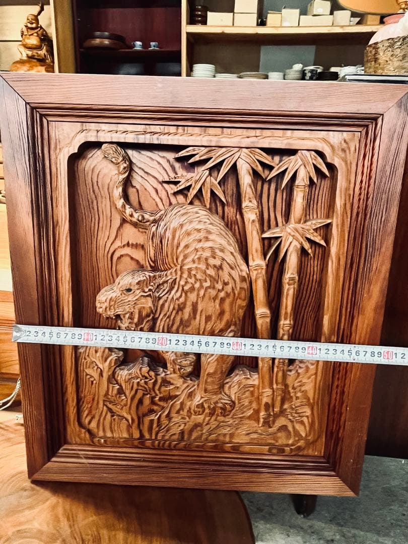 木製虎と竹の彫刻 サイズ:56cm x 49cm.