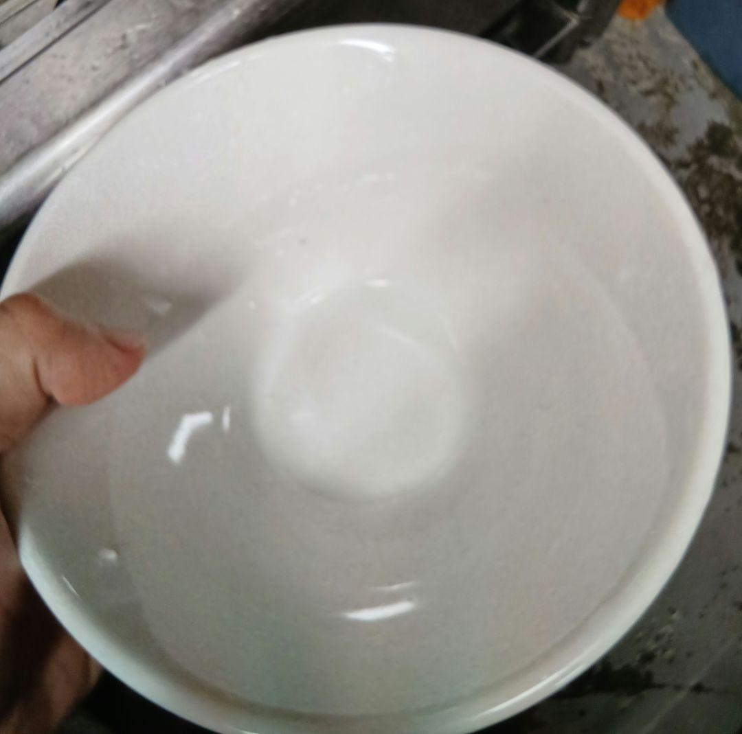 白い円錐形飯碗