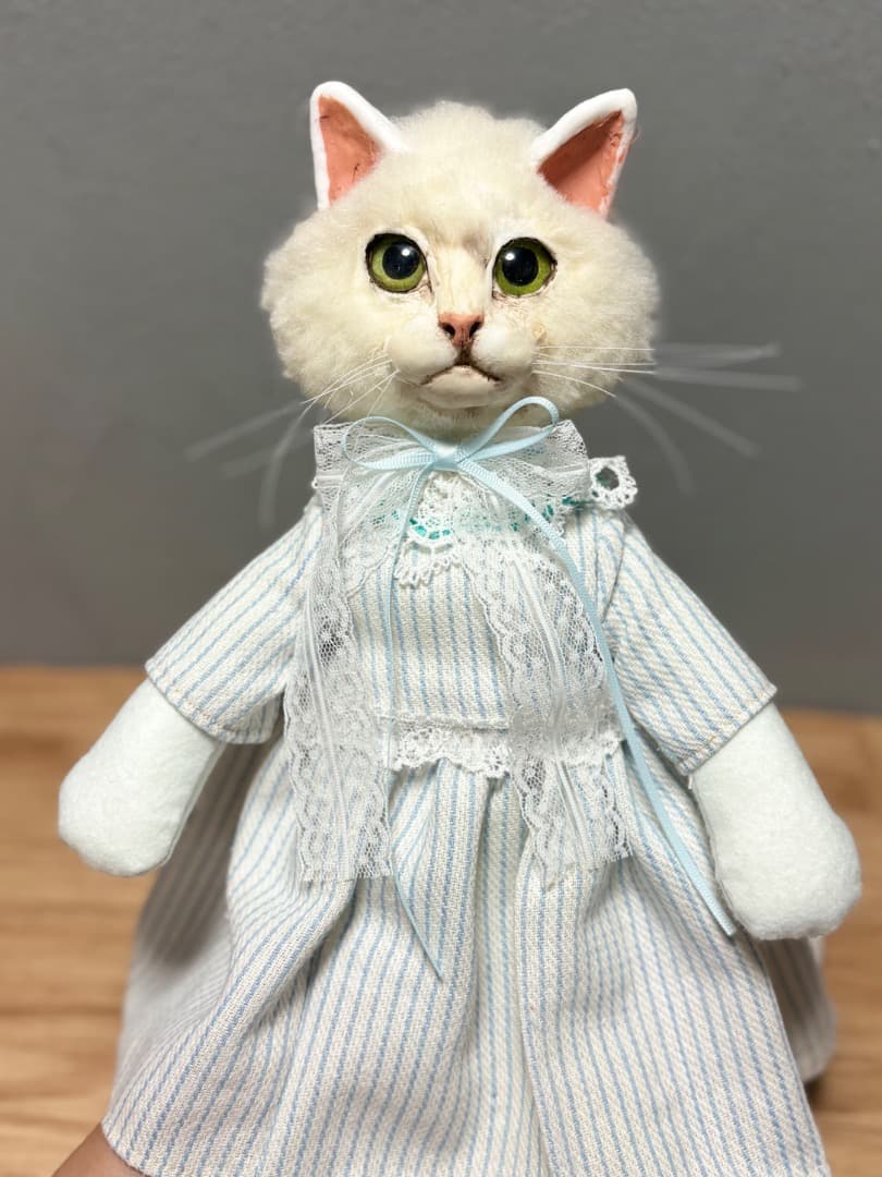 ストライプスカート白猫のドール【ハンドメイド】猫　ぬいぐるみ　羊毛フェルト