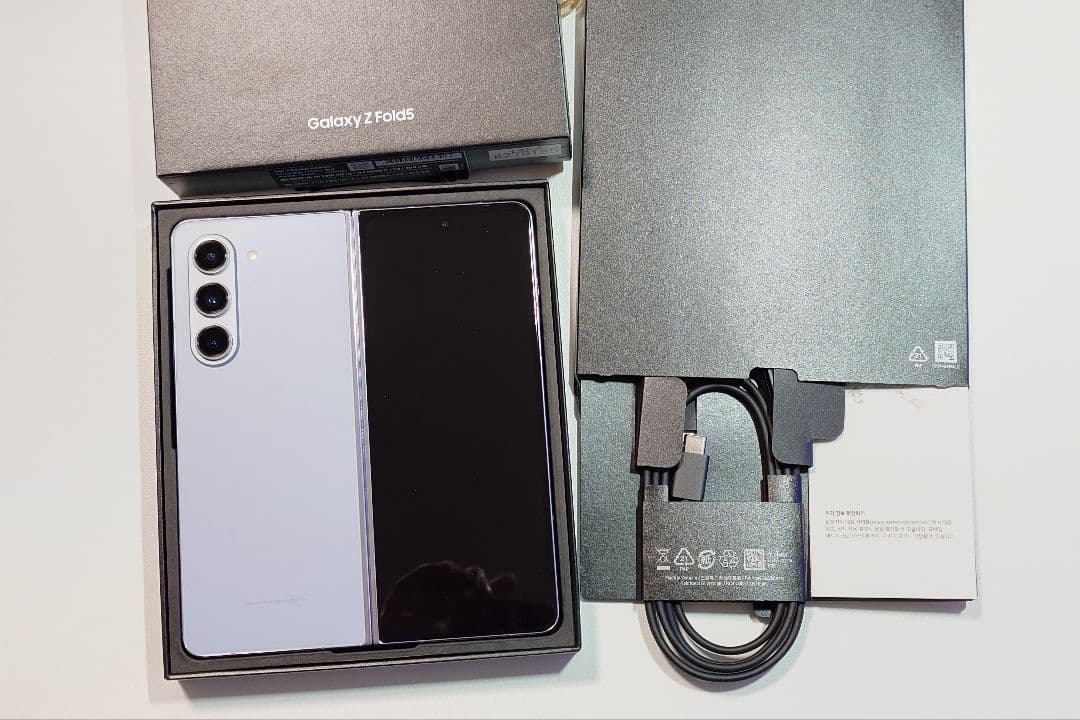 A*a様 Samsung Galaxy Z Fold5 本体 ケース付き